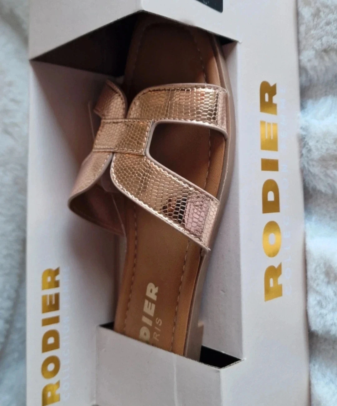 Superbes sandales Rodier Paris coloris rose gold.